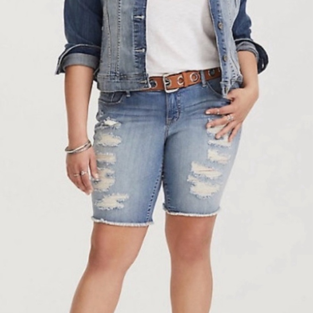 Torrid Light Wash 10 Inch Boyfriend Destructed Denim Jean Bermuda Shorts Size 22
